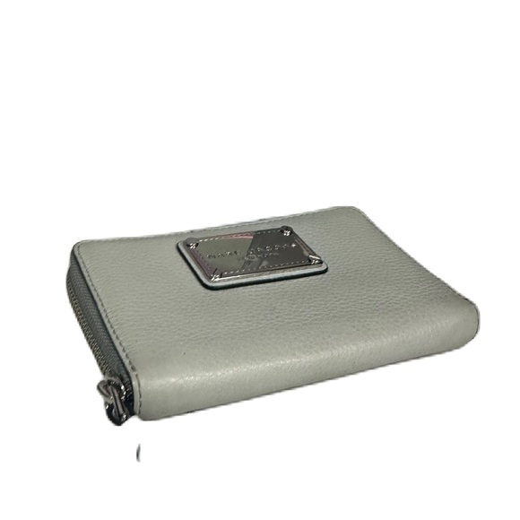 EUC Marc Jacobs Leather Zip Phone Wallet Wristlet  in ICE - Picture 4 of 8